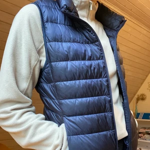 Väst - Superfin och praktisk väst från Uniqlo som knappt är använd alls. Den är superlätt och med äkta dun. Vattenavvisande dessutom! Perfekt till hösten!!💙💙💙