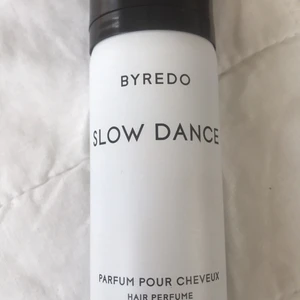 BYREDO PARFYM SLOW DANCE 75 ml - Nypris: 610 :- knappt använd. Är en hair-perfume men fungerar precis som en vanlig parfym. Fick det rekomenderat av säljaren på byredo. Fantastisk parfym men kan inte använda den längre efter covid. 