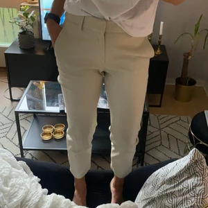 Beiga skinnbyxor - Beiga byxor i skinnimitation från Zara. Lite kortare modell. Tyget är stretchigt. Storlek 38. Oanvända.