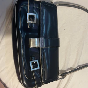 guess väska - skit snygg guess väska som är nästan helt oanvänd✨✨ dock så finns det lösa trådar som syns på bild 3 på båda sidorna 😩 annars är den i fint skick 