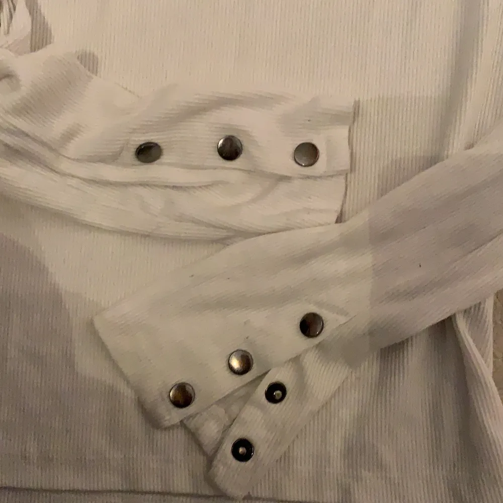 Jättefin basic tröja i vit färg med slits armar som går åt att knäppa till. . Tröjor & Koftor.