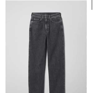 Jeans från Weekday i modellen ROWE! Använda ett fåtal gånger och i bra väldigt bra skick! Säljer då de är förstora på mig. Storleken är 29 i midja och 30 i längd!