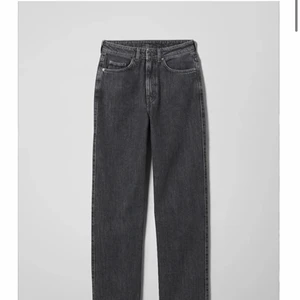 Weekday jeans! - Jeans från Weekday i modellen ROWE! Använda ett fåtal gånger och i bra väldigt bra skick! Säljer då de är förstora på mig. Storleken är 29 i midja och 30 i längd!