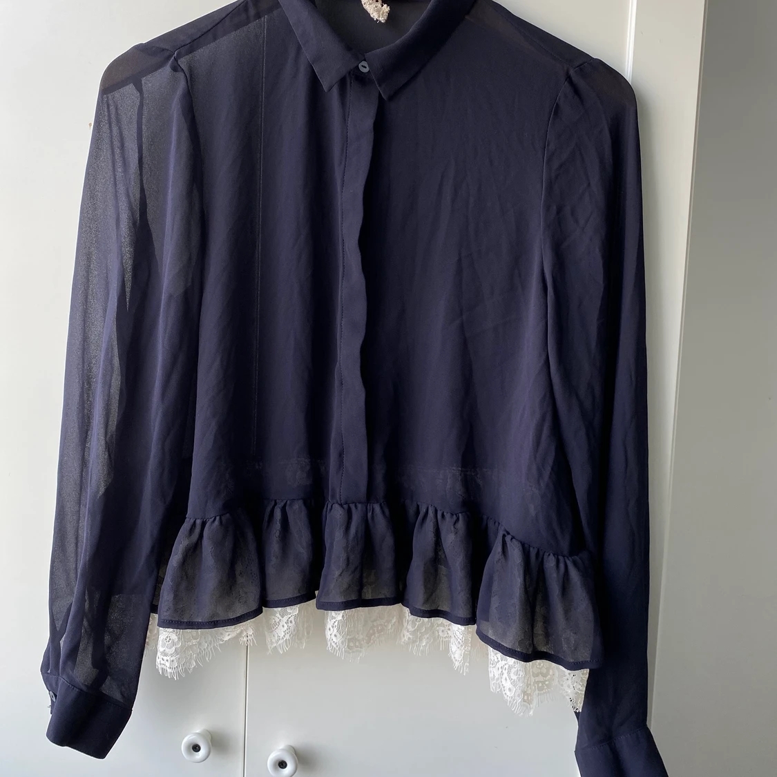 Mörkblå blus H&M strl 38