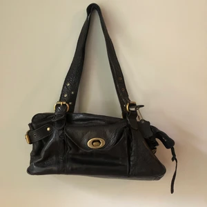 Handväska  - Jättesnygg svart handväska i äkta skinn med guldfärgade detaljer. Väskan är i bra skick. Dock kan ena handtaget lossna lite men det är enkelt att sätta tillbaka. Skriv gärna om du har några frågor 🧡