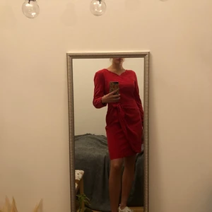 Röd klänning - Mjuk och skön röd klänning🌟 Säljer då den är för liten i axlarna och armarna. Passar perfekt till julen! 