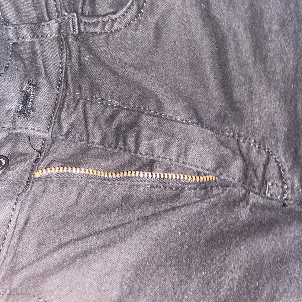 Säljer dessa trendiga Gina jeans med slits för de it kmr till användning 💓 använt 2 gng så är väldigt fina i skicket💕. Jeans & Byxor.