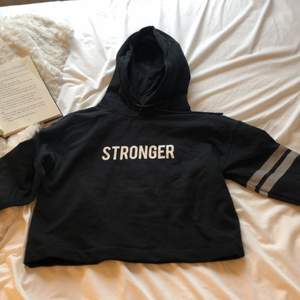 En superfin stronger hoodie i nyskick som tyvärr inte passar:( tror att orginalpriset är 600 eller 700 kr! 💕😊