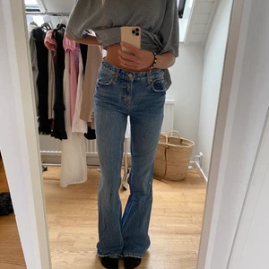 Zara jeans - Mörkblå zara jeans st 34