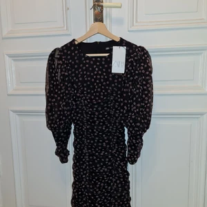 Klänning zara - Klänning, storlek S. Supersnygg klänning från Zara, svart m rosa blommor 💕 