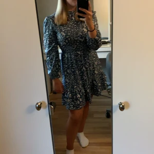 Klänning  - Skön, kan sitta lite tajt kring halsen! Aldrig använd 