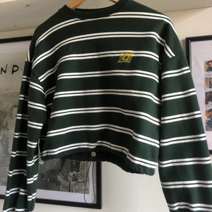 Weekday sweatshirt - Tjocktröja från weekday o storlek S, otroligt skön och har ett resårband runt magen så du kan juatera själv hur du vill ha den❤️