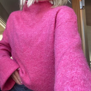Stickad tröja  - Säljer nu min fina rosa stickade tröja, den är i stl xs men kan passa från xs och uppåt, använd ett fåtal gånger och är väldig stretchig