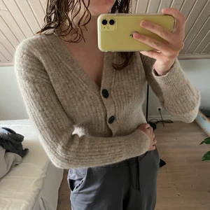 &OtherStories kofta - Superfin brunbeige kofta från &otherstories i ullmaterial. Den är i storlek S och säljer pga har blivit lite för liten för mig☺️