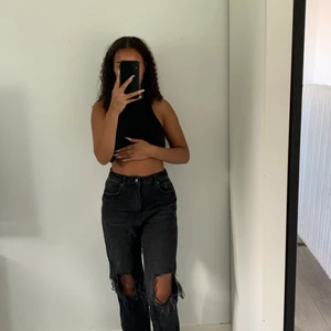 Svarta straight leg jeans stl 36 - Köpta från NA-KD.