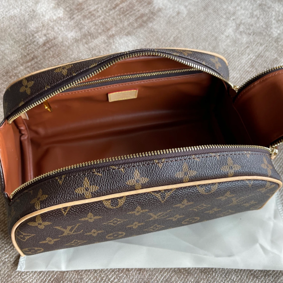 Luis Vuitton necessär OBS! REPLICA  - 90