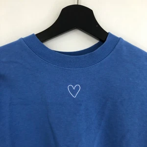 Blå sweatshirt - Blå tröja från monki💓 Står som xxs(väldigt oversized) men sitter bra och inte tight på en som har S🤍