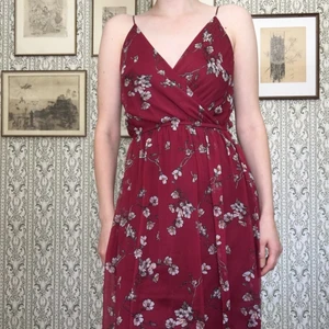 Vinröd långklänning  - Långklänning från Vera Moda. Använd 2 gånger och i fint skick. 100% polyester. För referens är jag 176 cm.