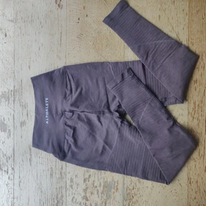 Alphalete og revival leggings - Og revival leggings i storlek S I färgen moon rock. Fint skick. Säljes då de inte kommer till användning.