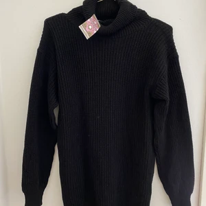 Svart stickad klänning - XS - Snygg stickad klänning med krage. Den har aldrig kommit till användning och prislappen är kvar!