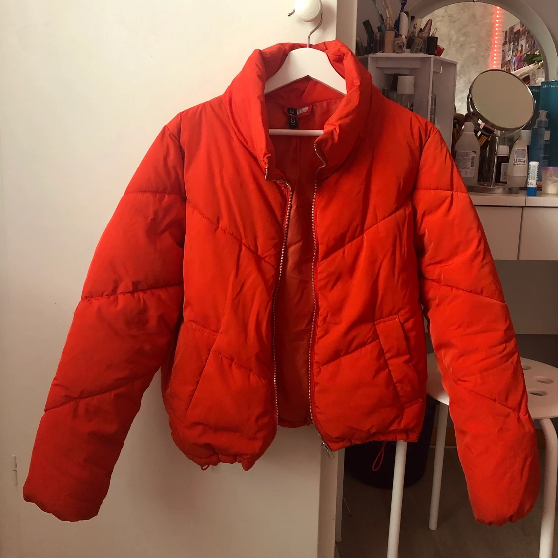 Röd pufferjacka