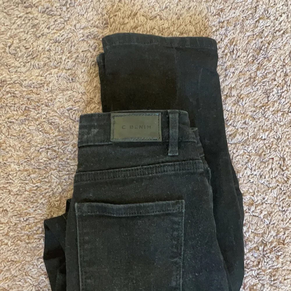 mina svarta jeans som nu blivit alldeles för små-sitter asbra runt midja, lår och blir pösiga där nere🖤köpt för ca 10 månader sedan🖤jag är ca 163 cm . Jeans & Byxor.