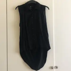 Superfin svart skjorta med öppen rygg