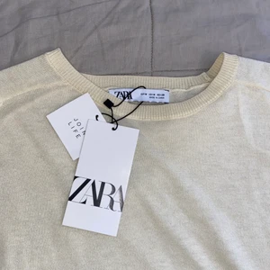 Helt ny stickad tröja! - Säljer en superfin och helt ny tröja från zara! 🌸 Tröjan är i storlek medium och alla lappar är kvar. Den är slut på hemsidan. 🙀😺 Hör av dig vid frågor! ❤️