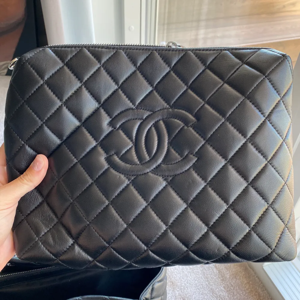 Chanel väska kopia. Köpt i sommar, aldrig använd. Medföljer en liten ”kuvertväska”/”necessär” se bild 3. 32 cm lång, 19 cm bred, 26 cm hög. Silvermedaljer. Köpt för 2000kr. Väskor.