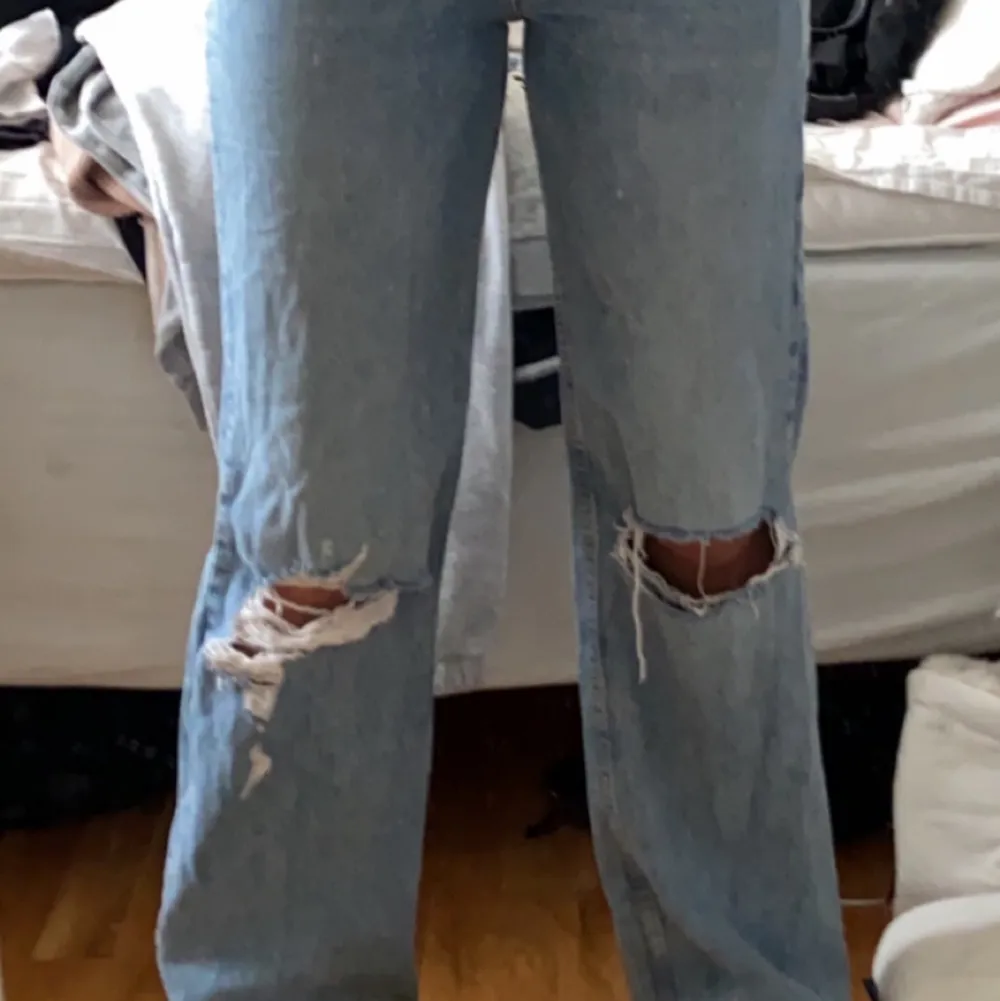 Säljer nu mina baggy jeans köpta från pull&bear pga att dom används för lite. Storleken är 38. Använda Max 4 gånger! Köpta för 499. Jeans & Byxor.