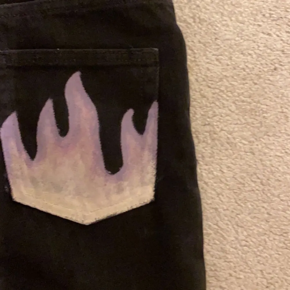 Svin coola svarta jeans med flammor på som är från monki, storlek 24💕💕. Jeans & Byxor.