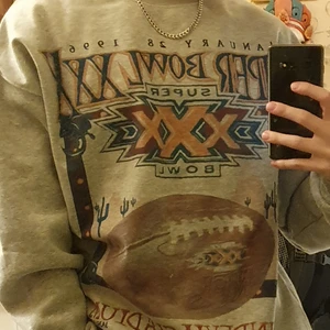 Super Bowl Sweatshirt i otroligt skick! - Här är en grå speatshirt i storlek M. Lite baggy och sitter bra. 150 kr!