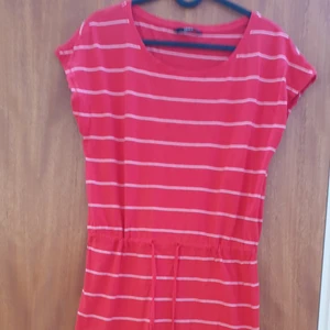 Röd klänning  - Använd bara 3 gånger men den är för stor men den e jätte fin och skön