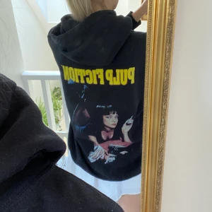 Pulp fiction hoodie - Säljer min älskade slutsålda Pulp fiction hoodie från Urban Outfitters! Så cool men har tyvärr kommit aldeless för lite till användning av mig! Passar alla storlekar❤️ så najs nu i höst!