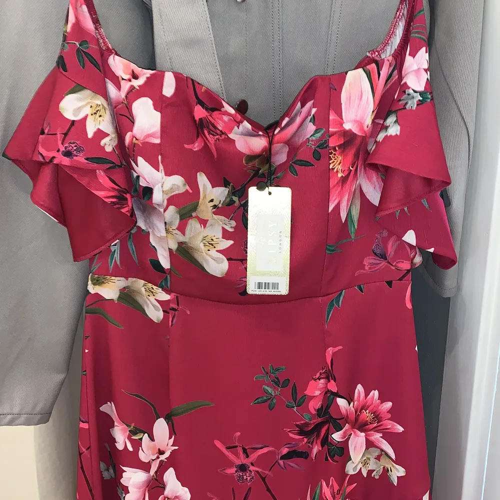 Beautiful floral Off the shoulder dress, never worn, in perfect condition . Klänningar.