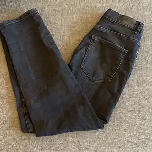 Dessa är ett par baggy/mom jeans från Gina tricot köpta för ungefär någon månad sen och är använda 1-2 ggr. Säljer dessa jeans pga att de är för korta för mig och har liknande.✨köpare står för frakt✨kontakta mig eller skriv i kmt för intresse✨