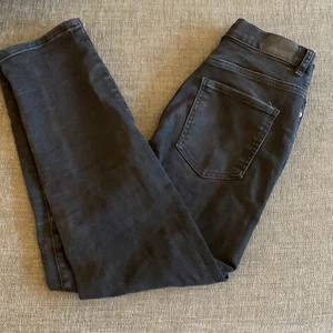 Jeans från Gina - Dessa är ett par baggy/mom jeans från Gina tricot köpta för ungefär någon månad sen och är använda 1-2 ggr. Säljer dessa jeans pga att de är för korta för mig och har liknande.✨köpare står för frakt✨kontakta mig eller skriv i kmt för intresse✨