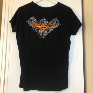 Harley-davidson stl XL - det ni ser på första bilden är alltså ryggen på tröjan och jag skulle inte säga att det är stl XL. Jag skulle säga att den kanske sitte fall en M. Super bra skick!💗 frakten står du för (40kr)