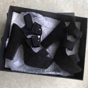 Svarta platå sandaler, från Belle Women. - Svarta platå sandaler, från Belle Women.   Märke: Belle Women.  Storlek: 36 Högklackade skor, klacken ca 13 cm. Platån ca 5cm.   Pris: 60 kr + frakt 66 ( spårbart)  Skick : Dem är sparsamt använda, har inget att anmärka på”. Så fina.  Se bilder.   Meddela om fler bilder önskas  Har flera annonser uppe på kläder/saker så samfraktar.  🌸Övrigt kläderna kommer från  rökfritt och djurfritt hem. 