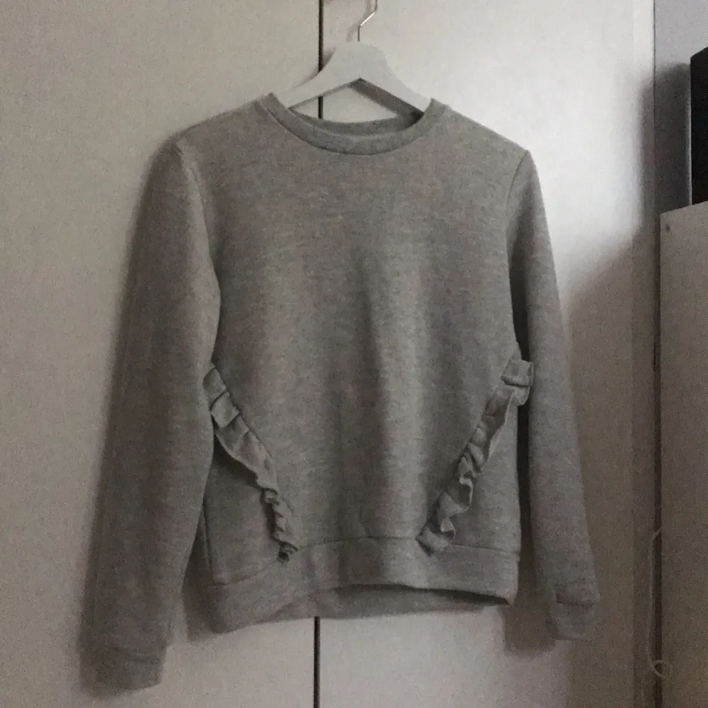 Grå sweater köpt på zalando , aldrig använd. Priset kan diskuteras vid snabb affär:) . Tröjor & Koftor.