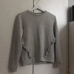 Grå sweater köpt på zalando , aldrig använd. Priset kan diskuteras vid snabb affär:) 