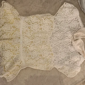 Storlek 40 - Jättevacker tröja med ett gult täckande linne under. Väldigt fint o gå ut med 