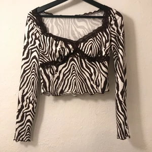 Tröja med zebra mönster - Säljer denna fina tröja som inte kommit till användning💓💓 