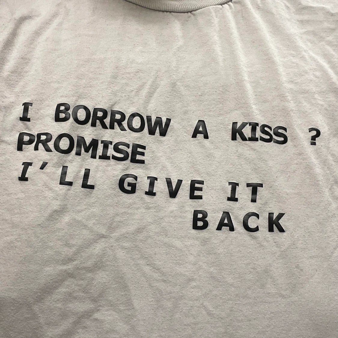 vit T-shirt med text  - 90