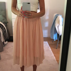 Kjol - Säljer en kjol ifrån NAKD i storlek S. Använt ett fåtal gånger. Säljes för 100 kr.
