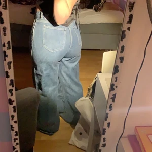 jeans  - säljer ett par jeans från pull and bear på grund av att byxorna är för långa för mig och köpte i fel storlek💓 Jag är 1,58 och dom är långa på mig så skulle säga att byxorna är en lång modell. Buda i kommentarerna eller skriv privat för frågor🥰🥰