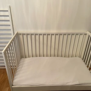 Spjälsäng IKEA - Välskött IKEA spjälsäng, kan användas upp till års ålder 