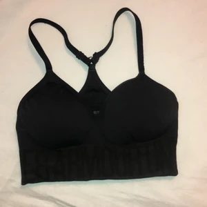 Underarmour bh - Säljer en svart oanvänd underarmour sport-bh. Man kan använda som vanlig bh också. Inläggen går att ta ut. 