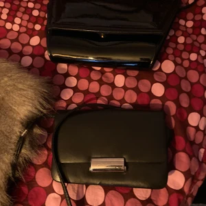 Fusk päls  - 1.Fusk päls svart med väska  2. Fusk päls brun med väska säljs för sig 