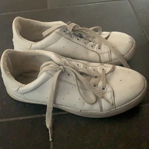 Skor  - Ett par vita skor som har varit mycket till användning men inte lika mycket längre. Bra skick🌸frakt ingår inte 
